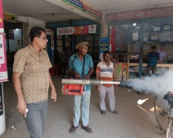 মশক নিধন স্প্রে করণ।