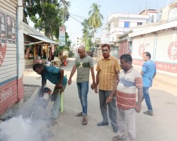 মশক নিধন স্প্রে করণ।